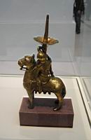 Chandelier, femme a cheval (Bronze, v 1150)(1)